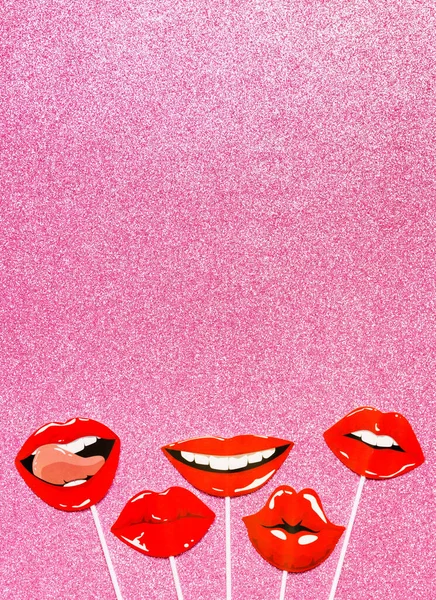 フラットレイオーバーヘッドフォトブース小道具唇上のピンク鮮やかな背景コピースペース — ストック写真