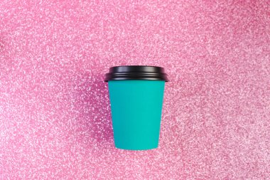 Günaydın uyanık kavramı. Düz dizayn edilmiş mavi kağıt kahve fincanı pembe renkli arka planda izole edilmiş..