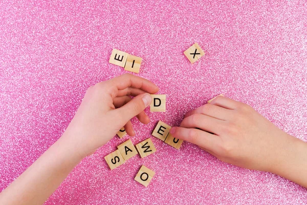 Mucchio Lettere Legno Sulla Superficie Uno Sfondo Rosa Lettere Nelle — Foto Stock