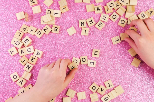 Mucchio Lettere Legno Sulla Superficie Uno Sfondo Rosa Lettere Nelle — Foto Stock