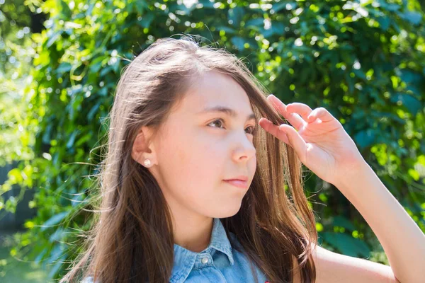 Portrait Fille Posant Dans Parc Été Vacances Été Fond Vert — Photo