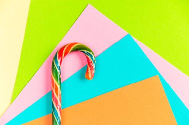 Çok renkli kâğıt arkaplanda düz lolipop. Seçici odak.