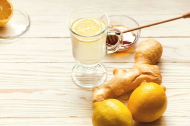 Zencefil-limon ve bal ile sıcak çay iç, soğuk algınlığını önle. Seçici odak.
