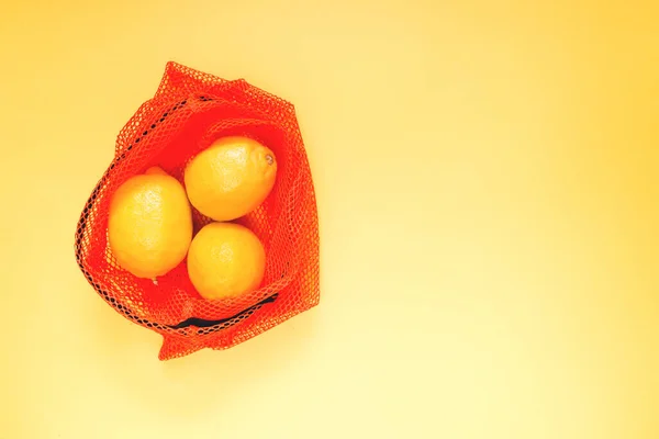 Sarı Arka Planda Sebze Meyve Paketlemek Için Kırmızı Torbada Taze — Stok fotoğraf