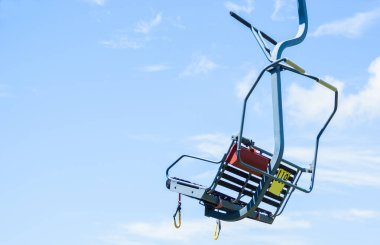 Teleferiğin fünikülerini mavi gökyüzüne doğru aç..