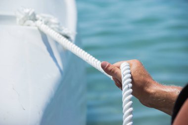 Erkek eli yatta ipi bağladı..