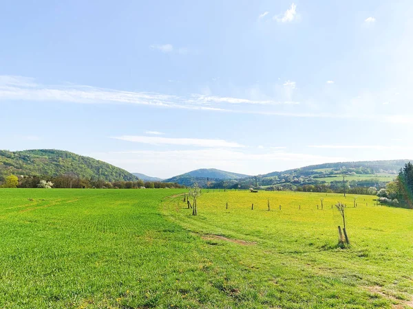 Uma Estrada Rural Meio Campos Tempo Sem Nuvens Imagem Móvel — Fotografia de Stock