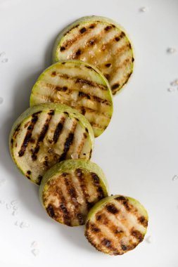 Beyaz tabakta kabaklı ızgara kabak. Seçici odak.