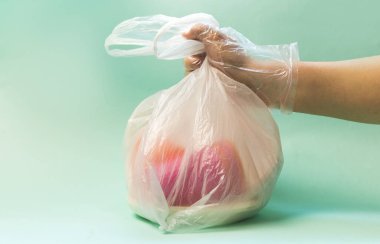 Mavi arka planda plastik atık var. Plastik geri dönüşüm ve çevre kavramı. Seçici odak.