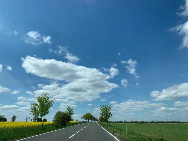 Brilhante Bela Paisagem Verão Campo Estrada Nuvens Vista Nuvens Bonitas — Fotografia de Stock