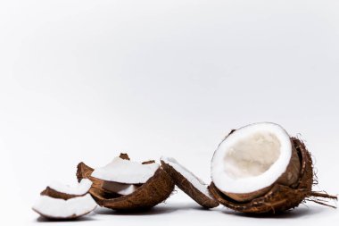 Tropik meyve, Hindistan cevizi parçalı soyut arka plan. Beyaz arka planda hindistan cevizi. Seçici odak.