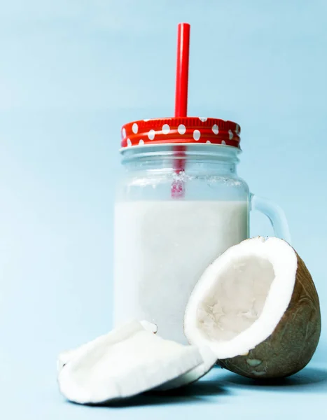 Kokosnuss Vegane Milch Glas Und Halbierte Kokosnuss Auf Blauem Hintergrund — Stockfoto