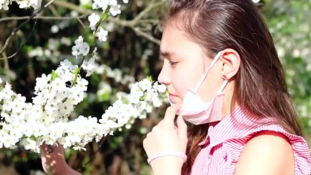Allergie Saison Ein Junges Mädchen Medizinischer Maske Schnuppert Apfelblüten — Stockvideo