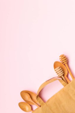 Kağıt torba ve geri dönüşümlü masa takımı üst görünümü olan plastiksiz set. Sıfır atık, çevre dostu konsept. Düz yatıyordu.