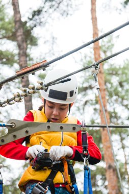 Mutlu liseli kız, dağcılık maceralarının keyfini çıkarıyor..