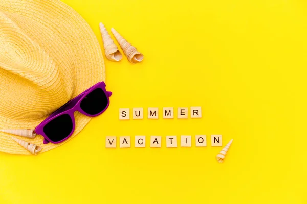 夏休みの背景 夏休みの単語や黄色の背景にシェル 夏休みのコンセプト — ストック写真