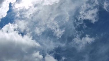Güneşli bir günde, parlak mavi, ince gökyüzünde hareket eden beyaz sirk bulutları. Güzel, rahatlatıcı bulut manzarası.