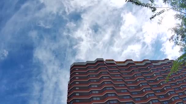 Mover Nuvens Brancas Cirrus Casa Residencial Primavera Céu Fino Azul — Vídeo de Stock