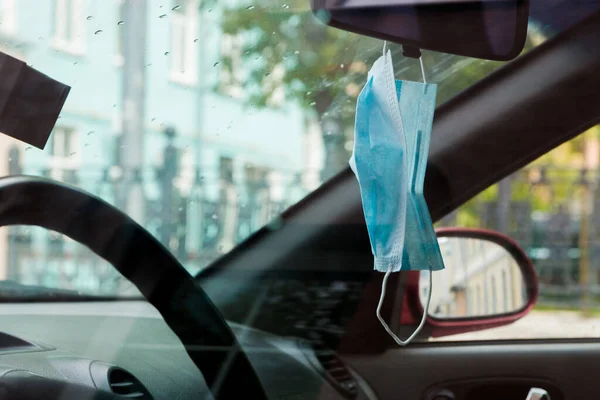 Máscara Médica Azul Protectora Que Queda Coche Protección Contra Infecciones —  Fotos de Stock