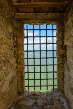 Metal kafesler yok etmek zordu, güvenli bir şekilde kale savundu