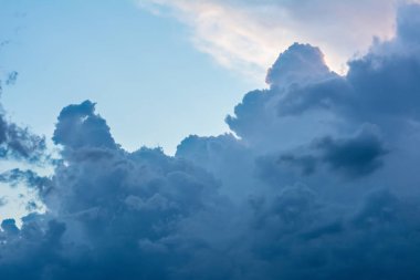 Ukraynalı gökyüzünde dramatik bulutlar güneşin kapalı