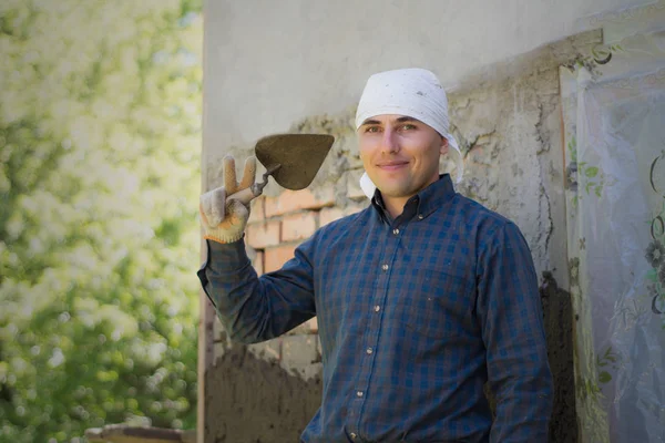 A man throws a cement mortar on a brick wall — Stock Photo, Image