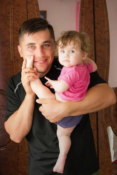 Vater mit kleiner Tochter sitzt in einem gemütlichen Haus — Stockfoto