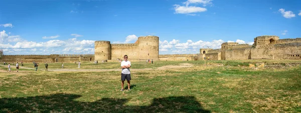 Un homme en short et un T-shirt se tient sur le fond de la forteresse — Photo