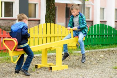 Komik çocuğu salıncak salıncak sarı tahtası