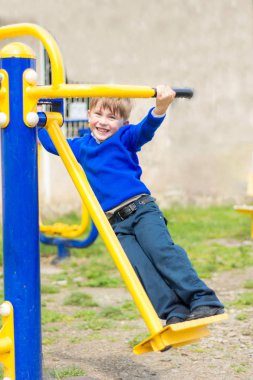 Harika bir Ukraynalı çocuk egzersizleri simülatörleri üzerinde gerçekleştirir.