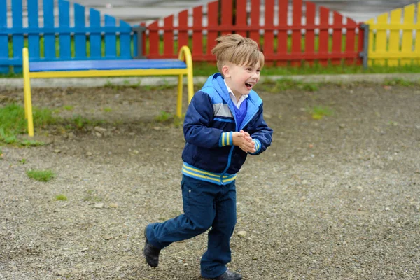 Incrível ucraniano menino correndo ao redor o playground — Fotografia de Stock