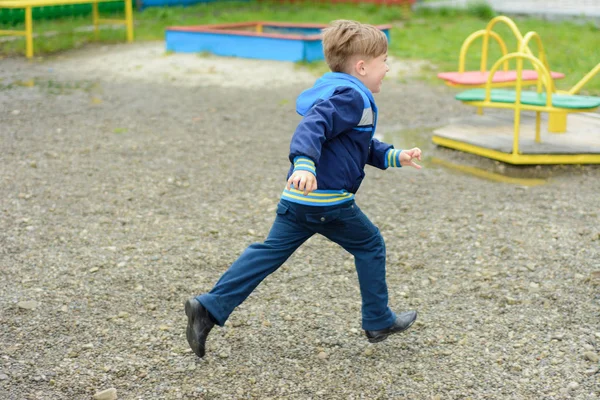 Erstaunlicher ukrainischer Junge läuft auf dem Spielplatz herum — Stockfoto