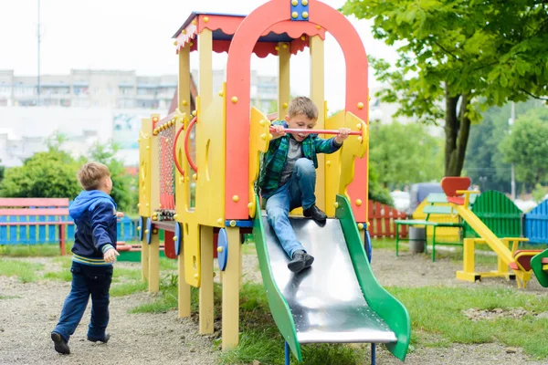 Lustige Kinder spielen auf Kinderspielplatz — Stockfoto