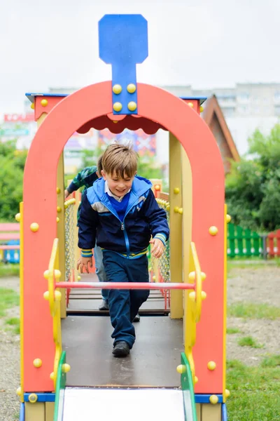 Lustige Kinder spielen auf Kinderspielplatz — Stockfoto