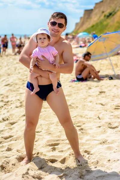 Young father in sunglasses on the beach with a little daughter — Stock Photo, Image