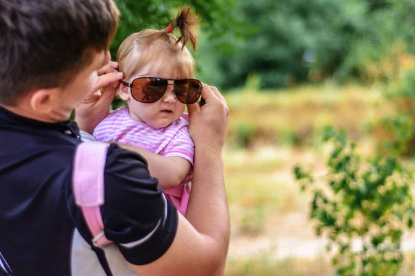 Menina incrível está brincando com óculos de sol com seu pai — Fotografia de Stock