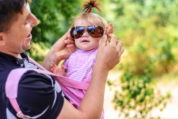 Menina incrível está brincando com óculos de sol com seu pai — Fotografia de Stock