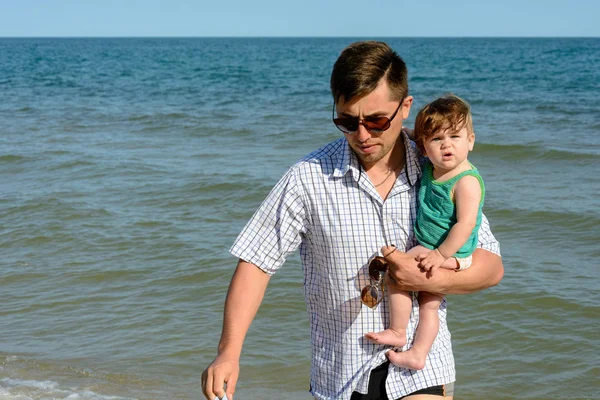 Vater hält kleine Tochter mit Sonnenbrille auf den Schultern — Stockfoto