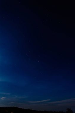 Ukrayna Karpatlar, beyaz bulutlar ile bulanık üzerinde şaşırtıcı mavi gökyüzü