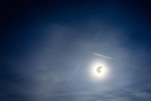 Tanda x di langit malam di latar belakang bulan yang indah — Stok Foto