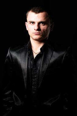 Stüdyo kısa kestirmen kahverengi güneş gözlüğü ile genç bir adam portresi