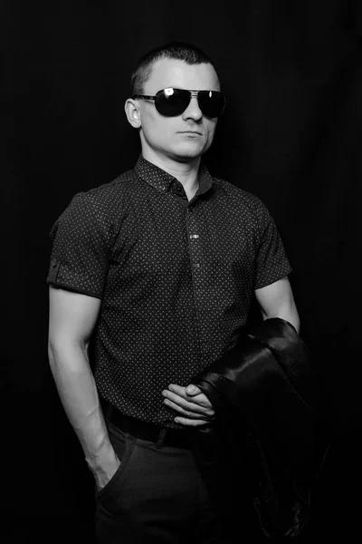 Stüdyo kısa kestirmen kahverengi güneş gözlüğü ile genç bir adam portresi — Stok fotoğraf
