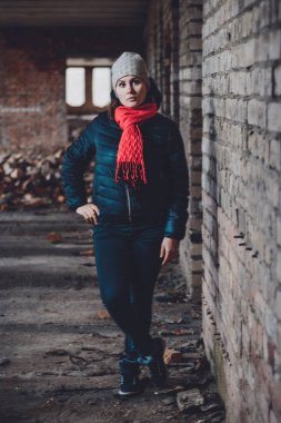 Bir tahrip soğuk boğulma binasında duran güzel genç kadın