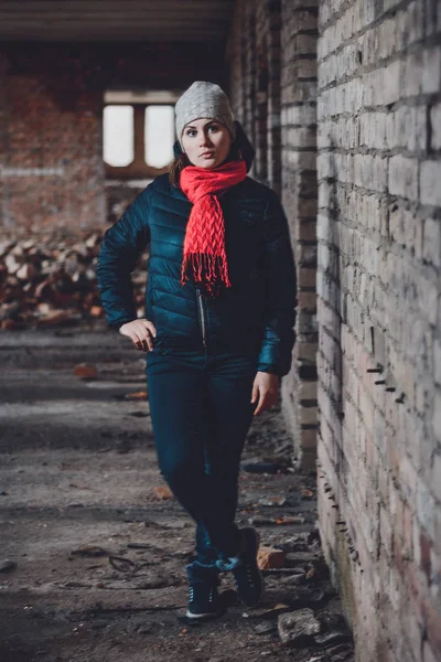 Bir tahrip soğuk boğulma binasında duran güzel genç kadın
