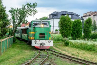 Tren dar bir yol sürmek ve Karpatlar turist taşıyan