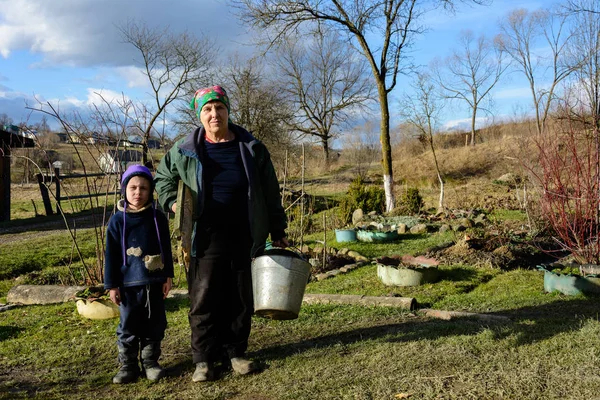 Бабуся, онук одного з багатьох бідних сімей в Україні — стокове фото