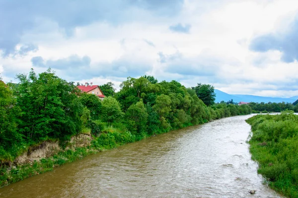 Un paesaggio meraviglioso nei Carpazi con un fiume sullo sfondo — Foto Stock