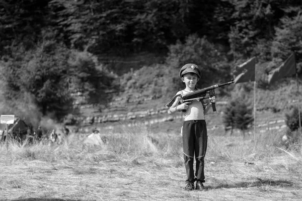 少年は彼の帽子を保持する第二次世界大戦からトロフィー武器 Mp 40 — ストック写真
