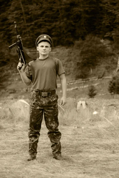在运动衫与第二次世界大战的战利品武器的家伙 — 图库照片