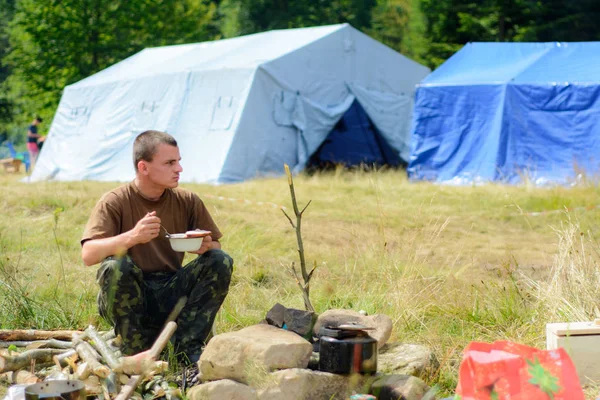 帐篷背景下的自然旅行中的男人菜肴 — 图库照片
